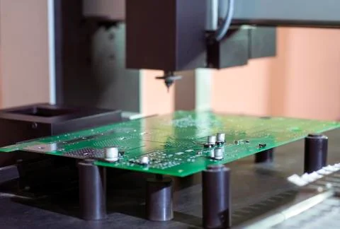 Electronic printed circuit Board on the table of the robot manipulator Foto stock