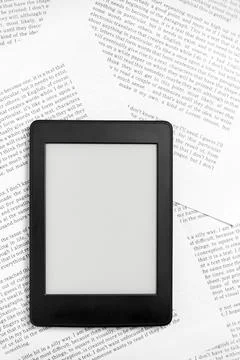 Electronic reader off on sheets of paper. Concepts: reading and technology Foto stock