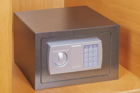 Electronic safe low battery indicator light glows red on digital keypad pan.. 库存照片