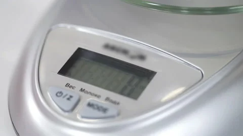 Electronic scale with liquid crystal display help to accurately measure products Vídeos de archivo 130243311