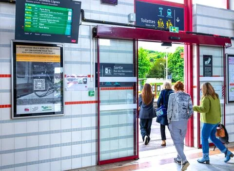 Electronic schedule monitors showing train arrival and departure times at s.. Stock-Fotos