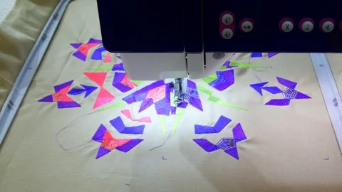 Electronic sewing machine programmed to make an embroidery on the fabric Vídeo Stock 118988673