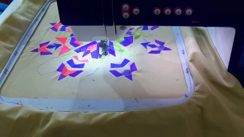 Electronic sewing machine programmed to make an embroidery on the fabric 스톡 동영상 118989097