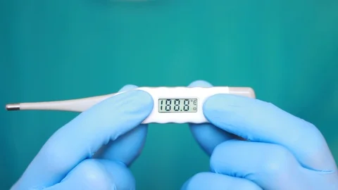 Electronic thermometer in doctor's hands in gloves Vídeo Stock 96239983