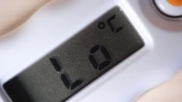 Electronic thermometer screen extreme closeup Видео 86055971