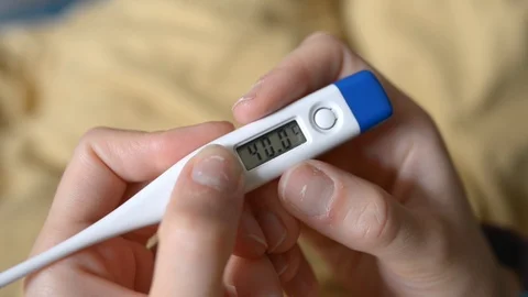 Electronic thermometer shows high temperature Video stock 121321314
