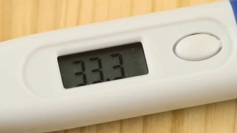 Electronic thermometer shows the temperature Stockbeeldmateriaal 70499838