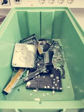 Electronic trash with various destroyed computer components. Foto stock