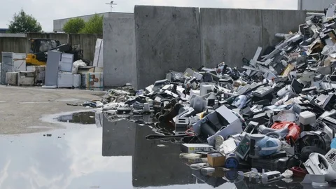 Electronic Waste Pile Pan Vidéo 77717150