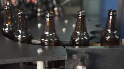 Electronics checks the quality of bottle on glass factory. Sorting beer bottles Stock-Footage 155276159