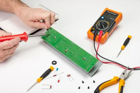 Electronics engineer soldering component to a circuit board Foto stock