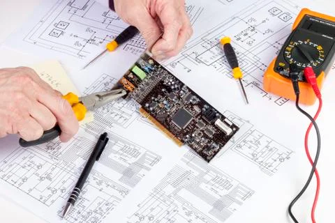Electronics engineer using long nose plires Foto stock