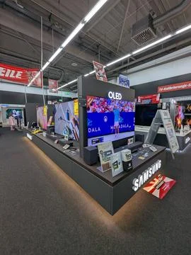 Electronics store showroom with OLED television display and shopper area mode Foto stock
