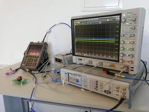 Electronics workshop with various signal analysis equipement: oscilloscope, V Foto stock