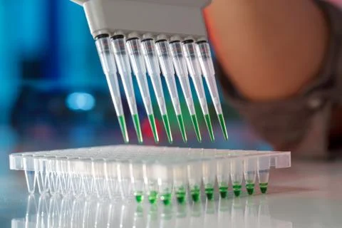 Electrophoresis device in a genetics lab to decrypt the genetic code Foto stock