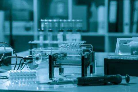 Electrophoresis device in a genetics lab to decrypt the genetic code Foto stock