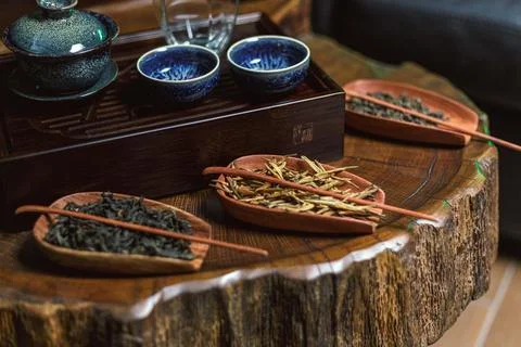 An Elegant and Inviting Tea Setup Featuring Beautiful Natural Elements and Foto stock