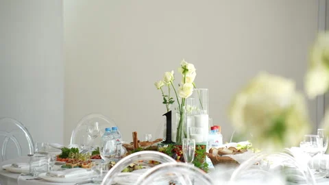An Elegant Banquet Table Setting featuring an exquisite Floral Centerpiece Vidéo 295406648