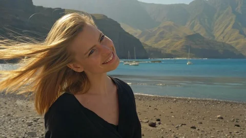 Elegant blonde model smiling Video stock 105424848