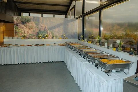 Elegant Buffet Setup with Assorted Dishes in Banquet Hall Foto stock