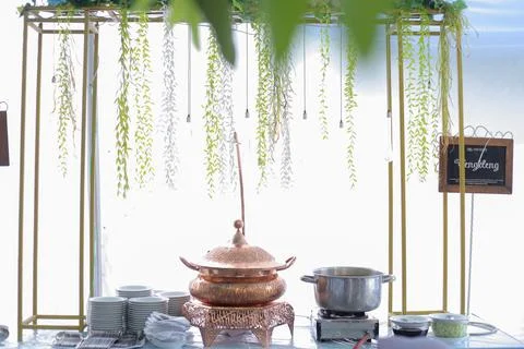 Elegant buffet table with copper serving pots Foto stock