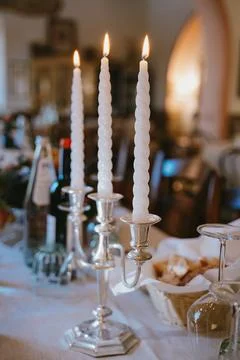 Elegant Candlelit Dining Table with Silver Candlesticks Foto stock