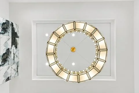 Elegant ceiling light fixture with circular gold accents 库存插图