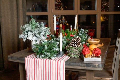 Elegant Christmas dinner table setting. Decoration of Christmas table: candles Foto stock