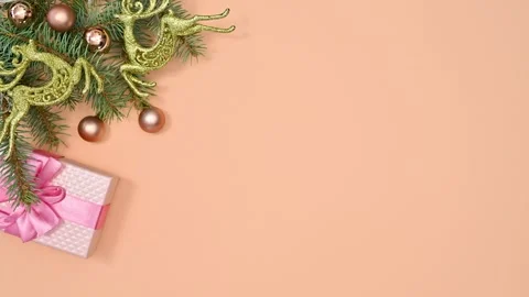 Elegant Christmas Gift Box with Pine Branches and Golden Reindeer Decor Stockbeeldmateriaal 342134916