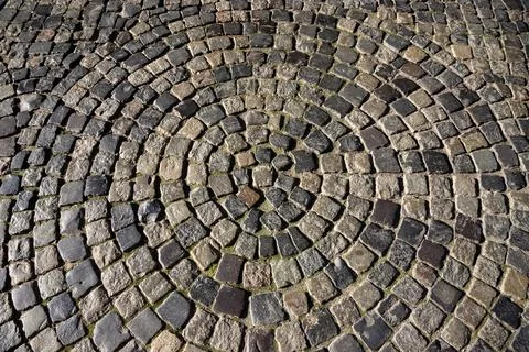 Elegant cobblestone circular pattern in a historic town square exhibiting c.. 스톡 사진