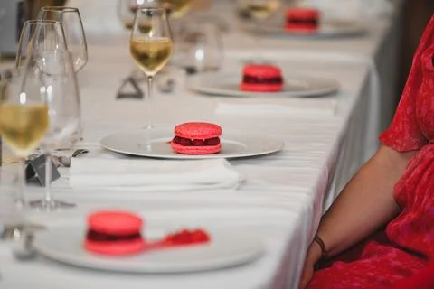 Elegant dessert macarons table setting fine dining wedding reception luxury 库存照片
