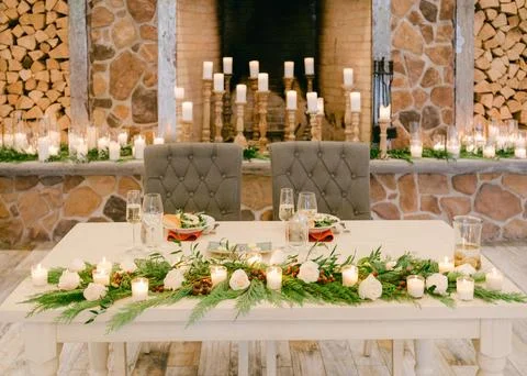Elegant dining setup with decorations and candles for a festive occasion in a Foto stock