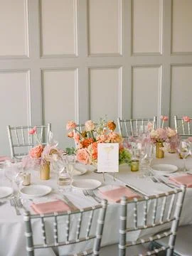 Elegant dining setup featuring flowers and silver chairs for a special event in Foto stock