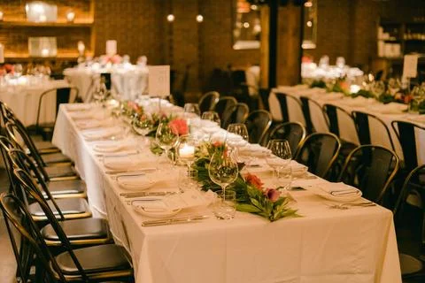 Elegant dining setup for a special event in a stylish restaurant space with warm Foto stock