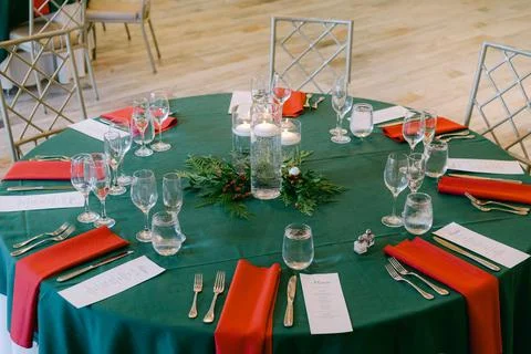 Elegant dining table set for a festive holiday celebration with greenery and Foto stock