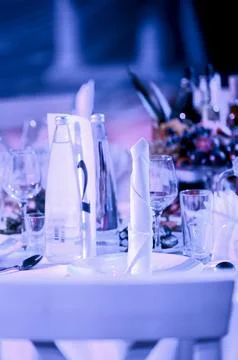 Elegant dining table setting with glassware and decorative elements 库存照片