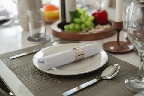 Elegant dining table setting with refined tableware, neatly arranged napkin.. Foto stock