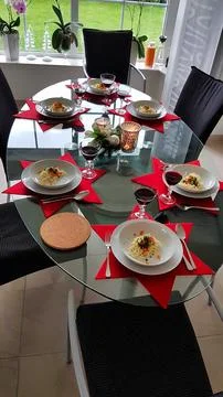 An Elegant Dining Table Setup Featuring Beautifully Decorated Plates and Fine Foto stock