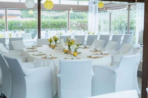 Elegant Dining Table Setup for Special Event Fotos de archivo