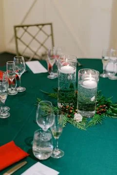 Elegant dinner table setting with candles and greenery for a festive occasion Foto stock