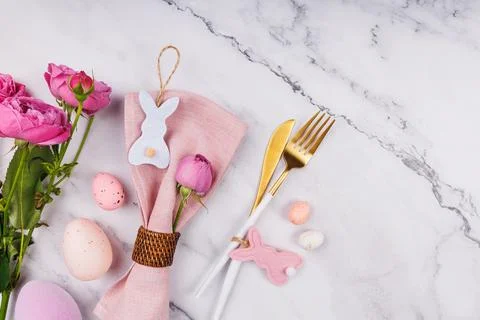 Elegant Easter Table Composition with Roses and Cutlery Foto stock