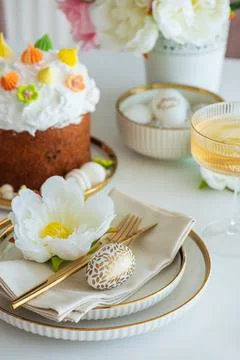 Elegant Easter Table Setting with Decorative Egg and Spring Details Stock-Fotos