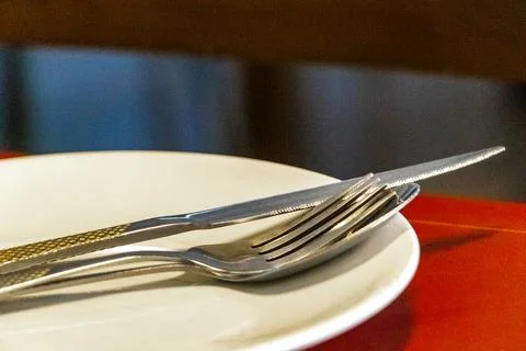 Elegant fine dining table setting with empty plate and cutlery. Foto stock