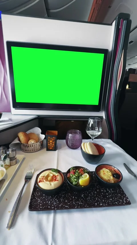 Elegant in-flight dining experience, featuring a vibrant meal setup. Includes Vídeos de archivo 323394143