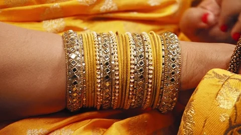 Elegant gold bangles worn during traditional celebration in India Stockbeeldmateriaal 302617080