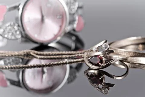 Elegant Golden ring with a ruby and gold chain 스톡 사진