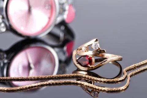 Elegant Golden ring with a ruby and gold chain 스톡 사진