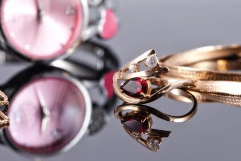 Elegant Golden ring with a ruby and gold chain 库存照片