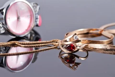 Elegant Golden ring with a ruby and gold chain 库存照片