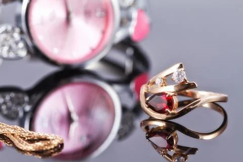 Elegant Golden ring with a ruby and gold chain 스톡 사진